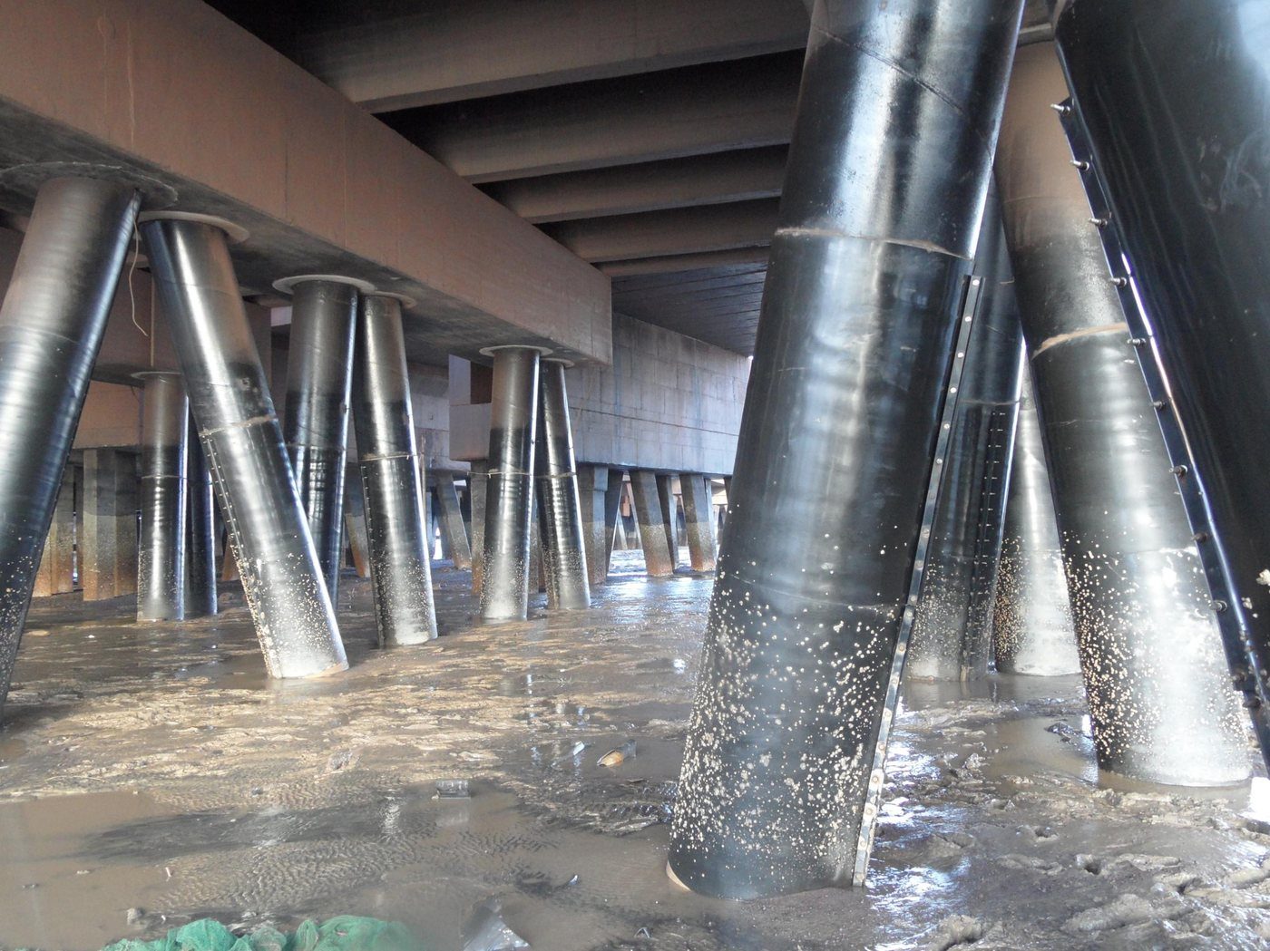 Utility pipelines in a metallurgical plant pipe rack