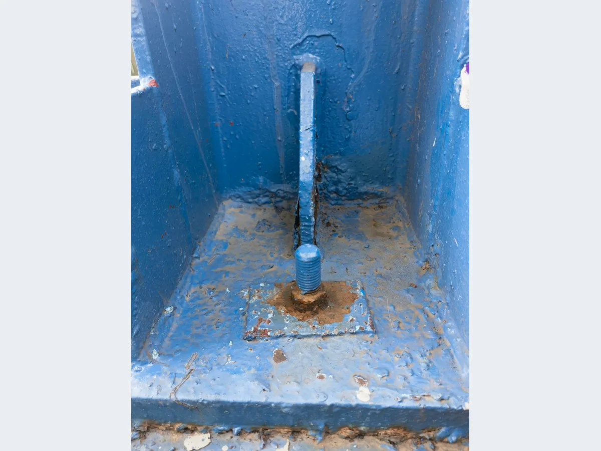 Corroded bolt and base connection before protection